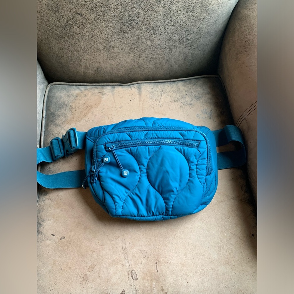 VGUC Vera Bradley Feather weight Belt bag.